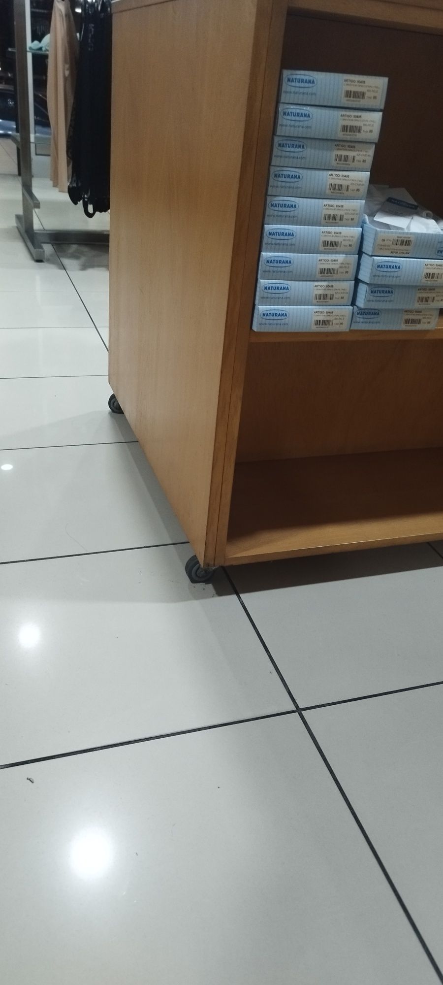 Móvel de exposição de roupa com rodas