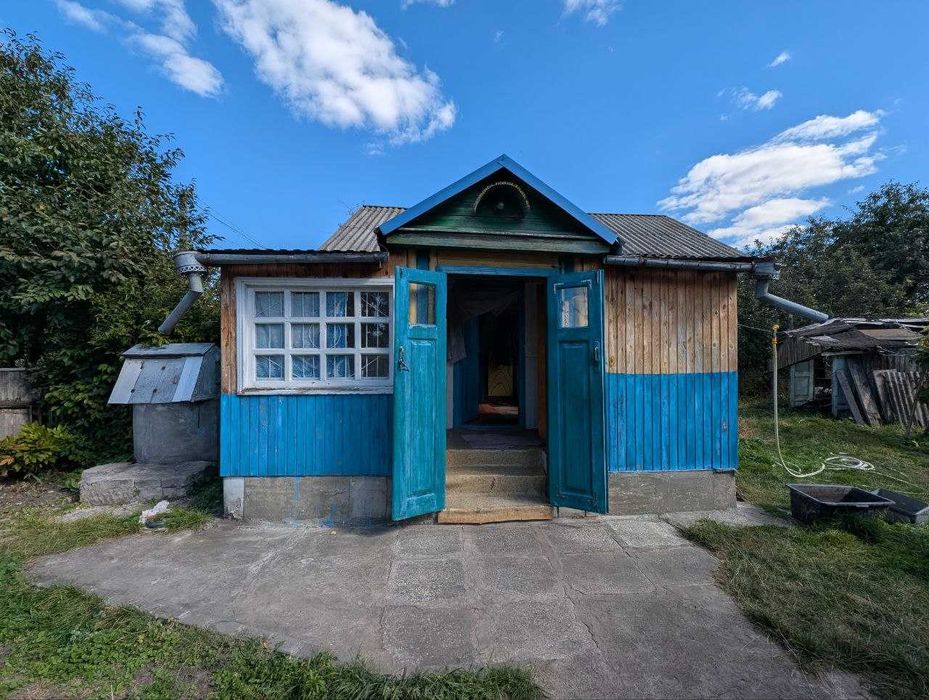 Будинок з садком, городом та земельною ділянкою біля Ніжина
