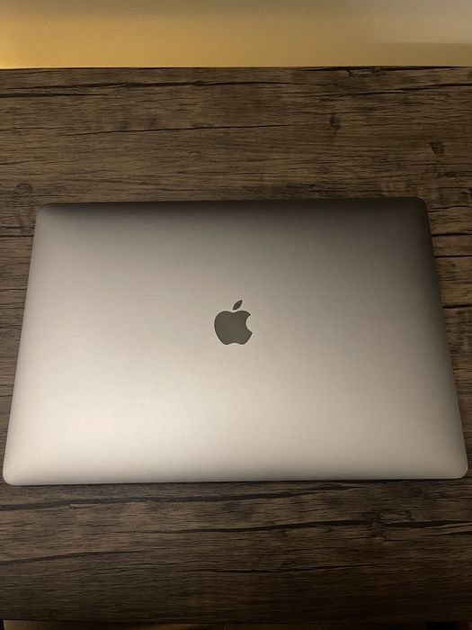 MacBook Pro 15” (2018)