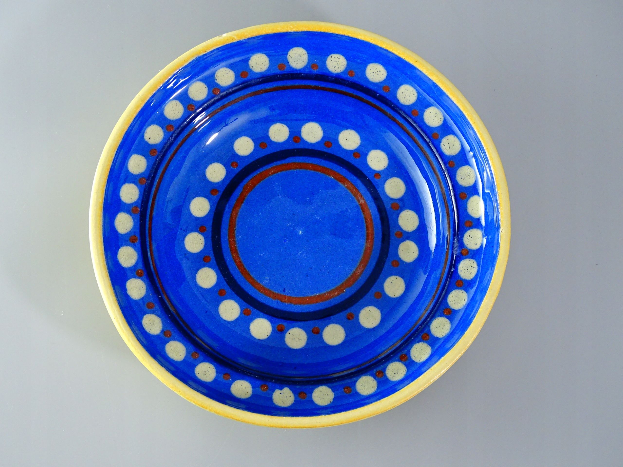 stary ręcznie malowany talerz ceramiczny