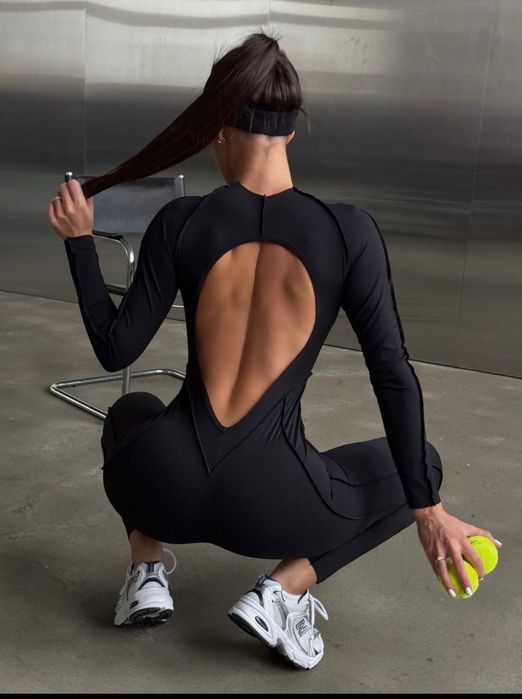 Комбінезон з відкритою спиною