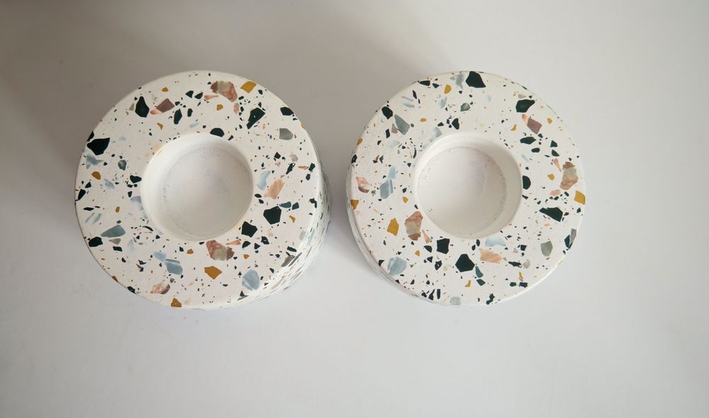 Dwa nowoczesne świeczniki z cementu