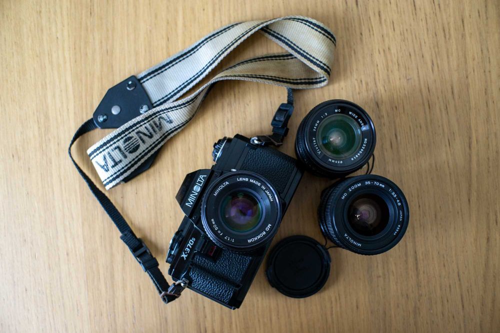 Câmera analógica Minolta X-370s e kit completo de lentes