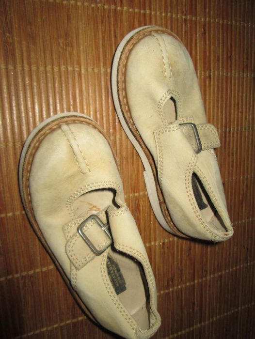 Sapato em pele nº 23 e 26