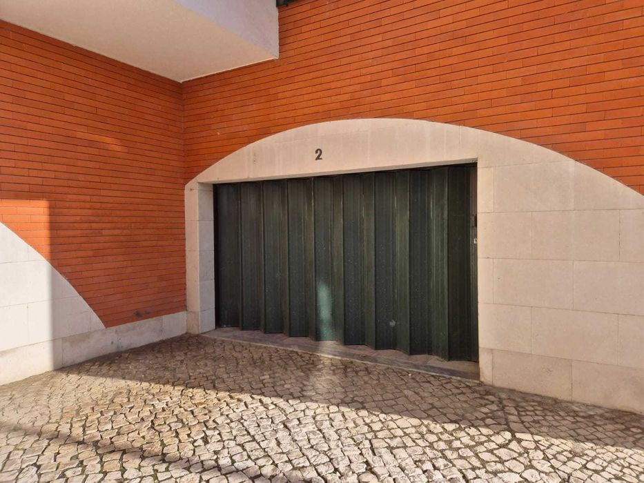 Arrenda-se garagem Box com 28m2 na Charneca da Caparica