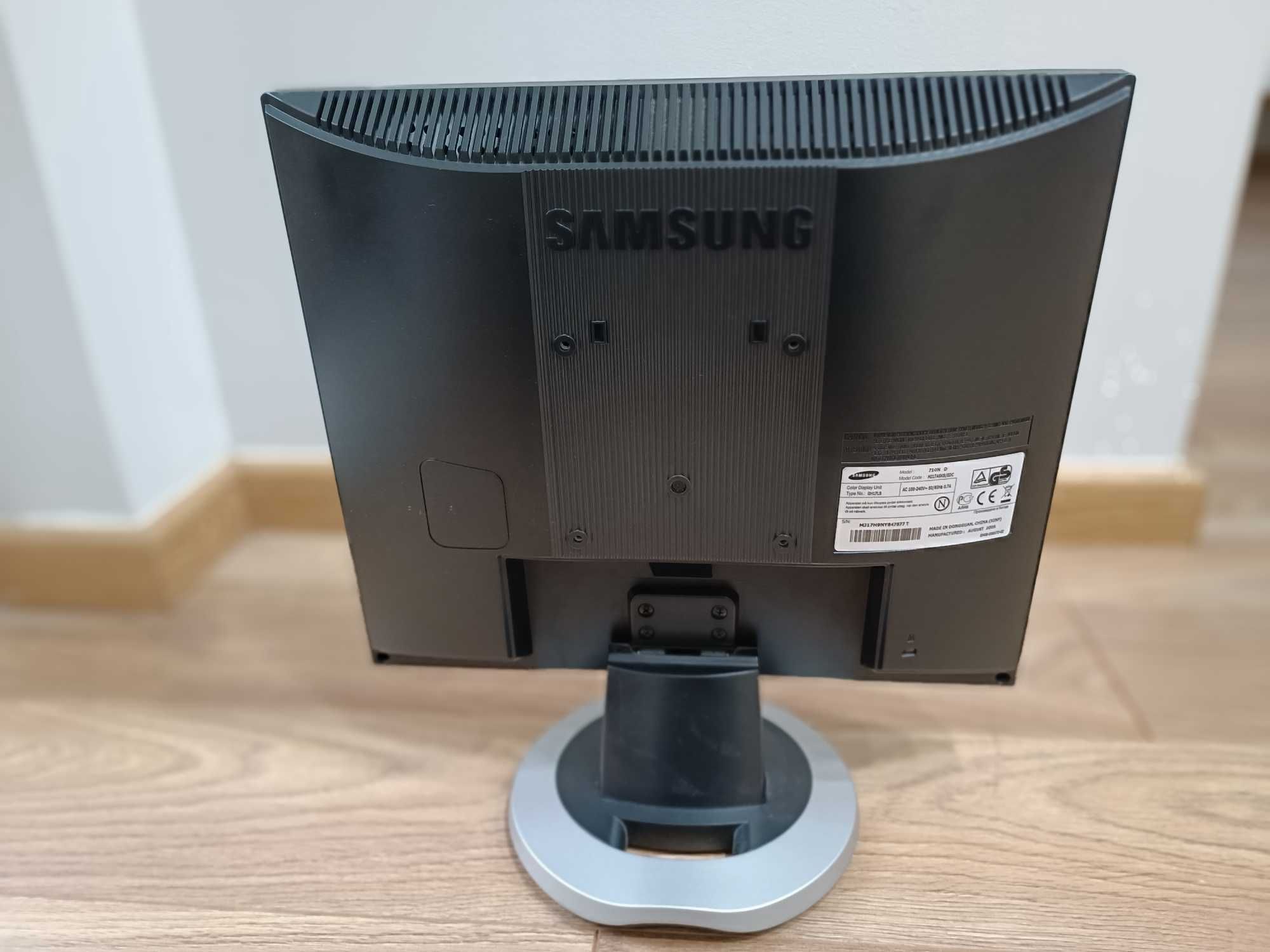 Monitor Samsung Ecrã TFT HD Modelo SYNCMASTER 710 N