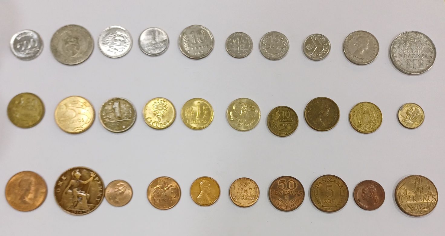 Lote 8 / Conjunto 8 de 30 Moedas diferentes