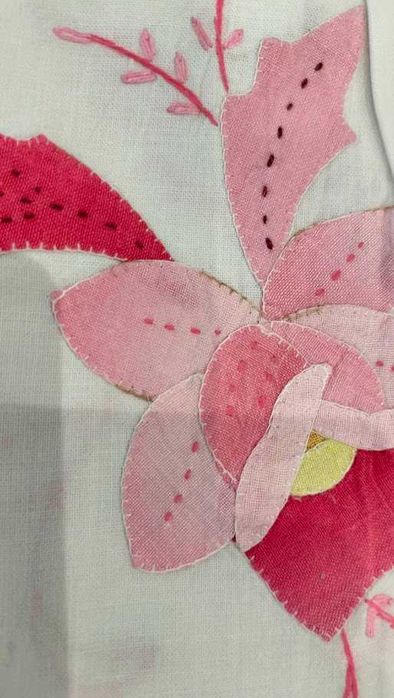 Toalha redonda em cambraia, nova, com aplicações florais