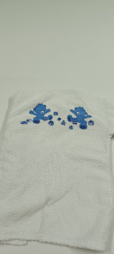 Roupão para criança aprox. 2 anos. Com marcas de uso. Branco e azul.