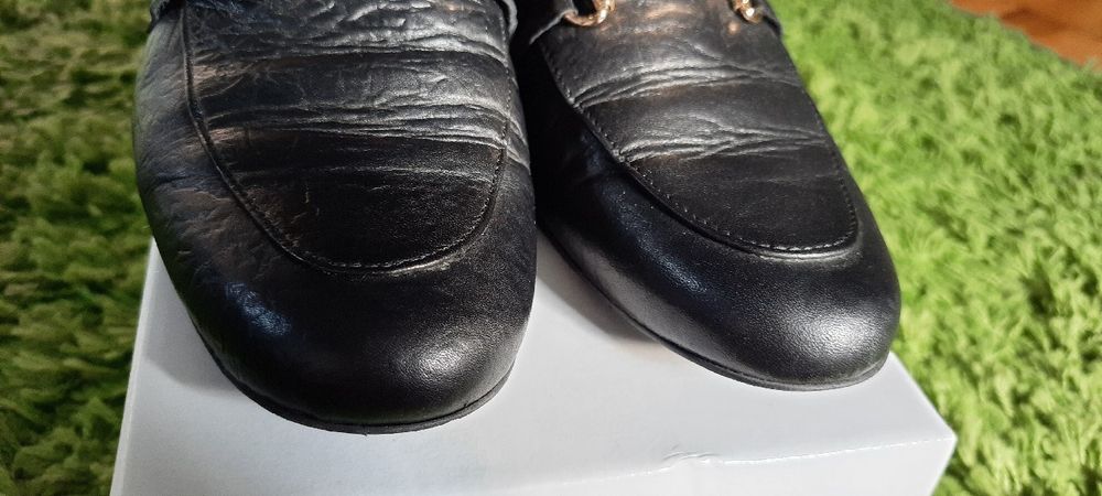 Damskie mokasyny w rozmiarze 39, w kolorze 'prawie' czarnym.

Skóra ma