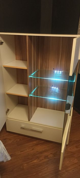 Dwie witryny Monsun z podświetleniem led