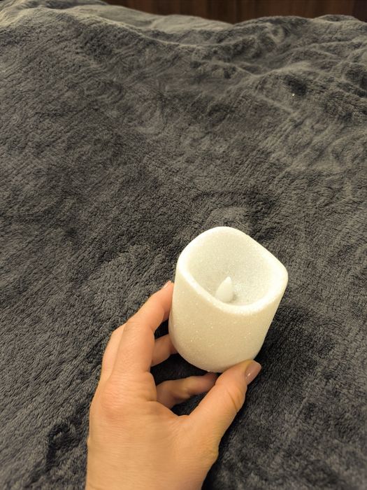 Śliczna brokatowa świeca na baterie w kolorze białym, aaa