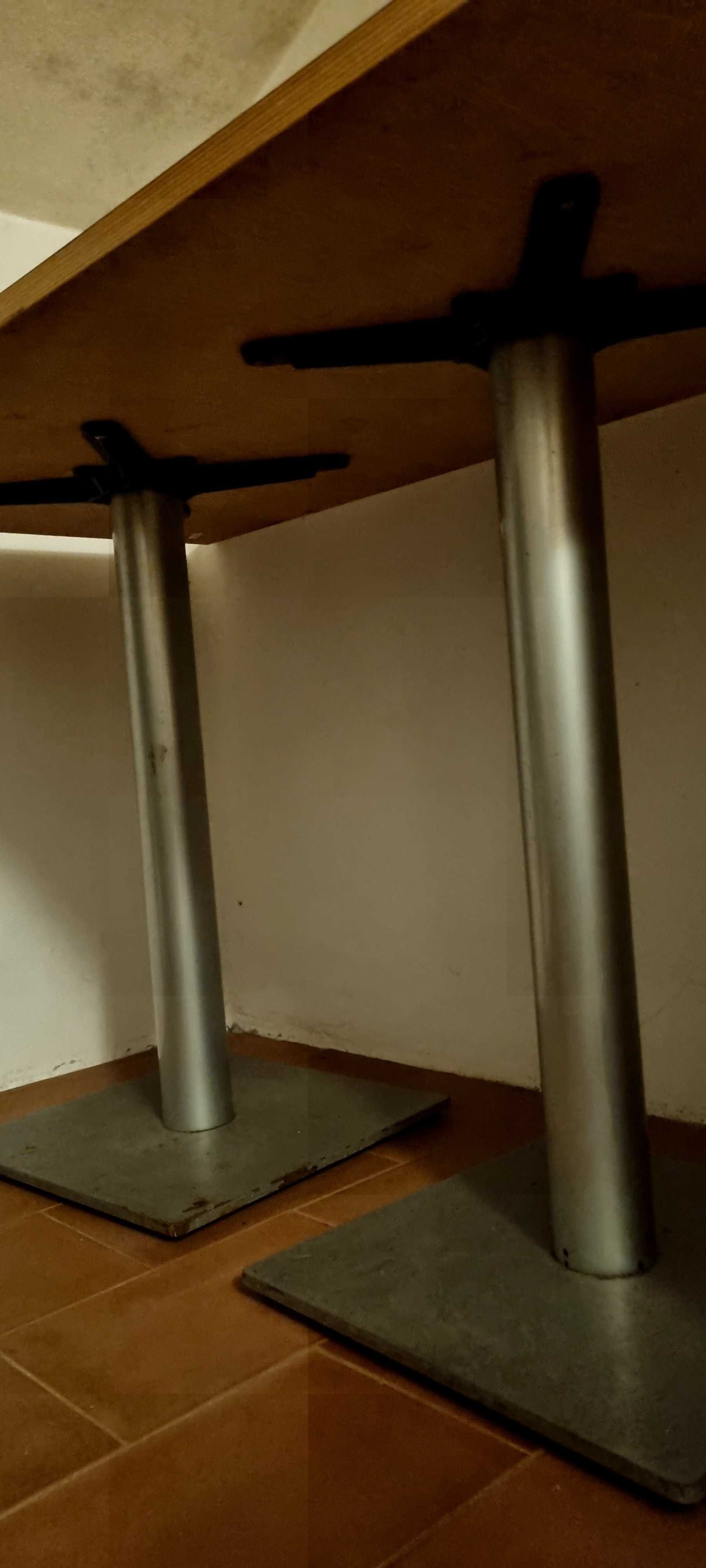Mesa de madeira robusta com bases em ferro 120x65