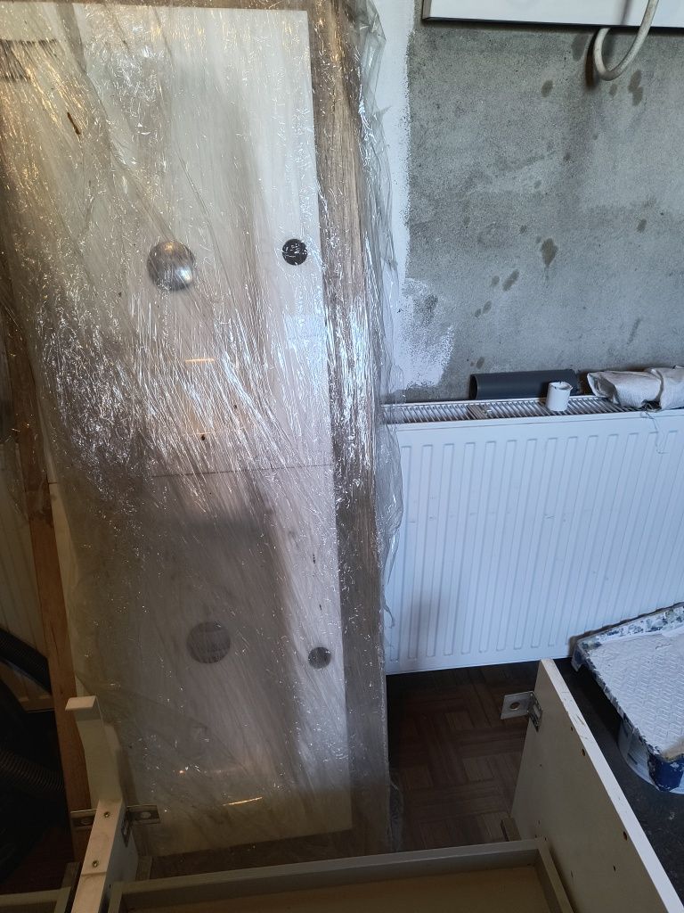 Szafke lazienkowa z podwojna umywalka sprzedam.