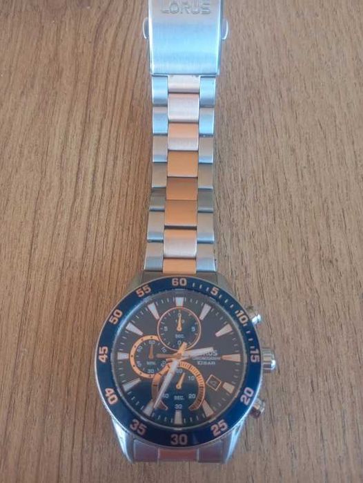 à venda:
relógio muito bonito da marca Lorus.