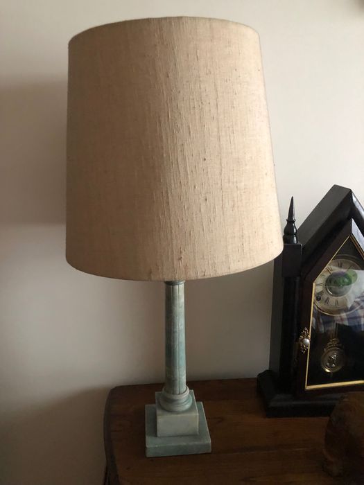 Candeeiro de mesa com base em pedra