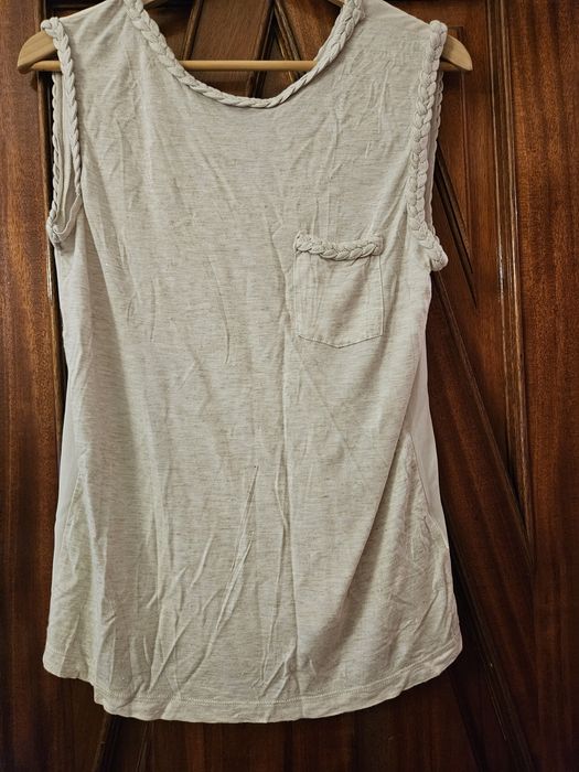 Top bege com trança