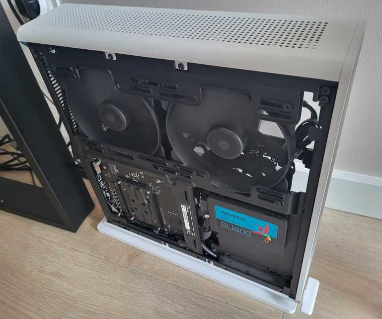Kompaktowy PC idealny do pracy i multimediów