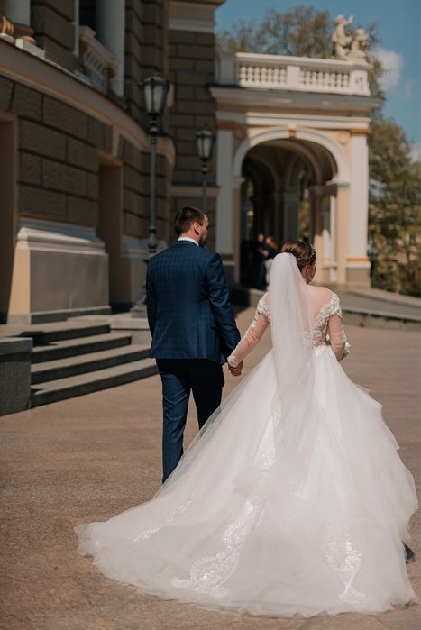 Весільна сукня зі шлейфом