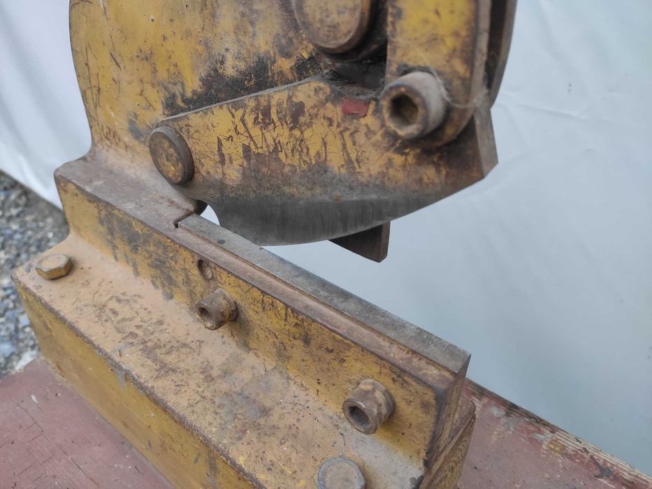 Nożyce stołowe gilotynowe do blachy.