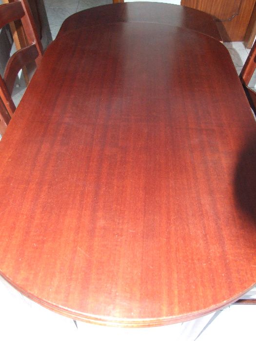 vendo mesa oval em madeira de mogno