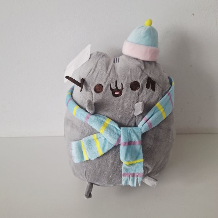 Kotek maskotka z szalikiem