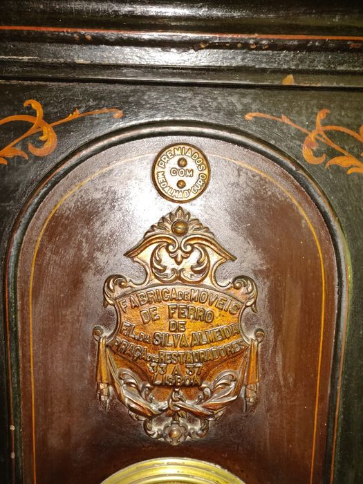 Cofre de 33-37 premiado medalha de ouro