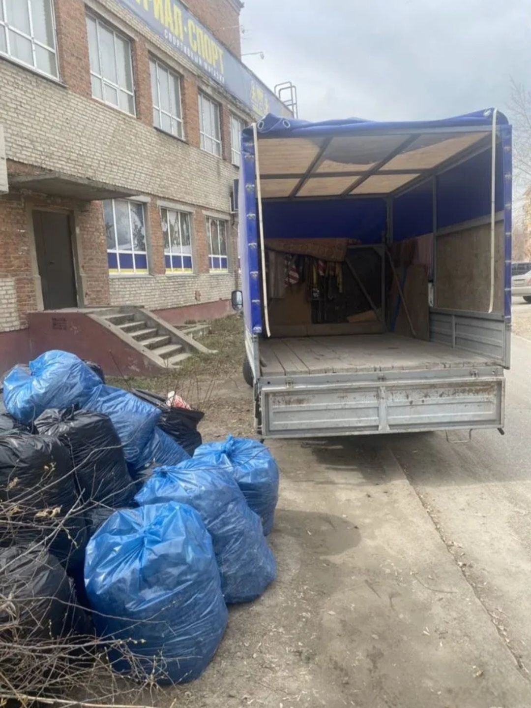 Вывоз мусора , Грузчики , Вывоз старой мебели хлама , Вывоз веток лист