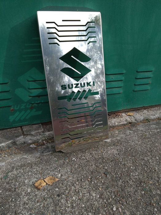 Suzuki vz 800 osłona na chłodnicę