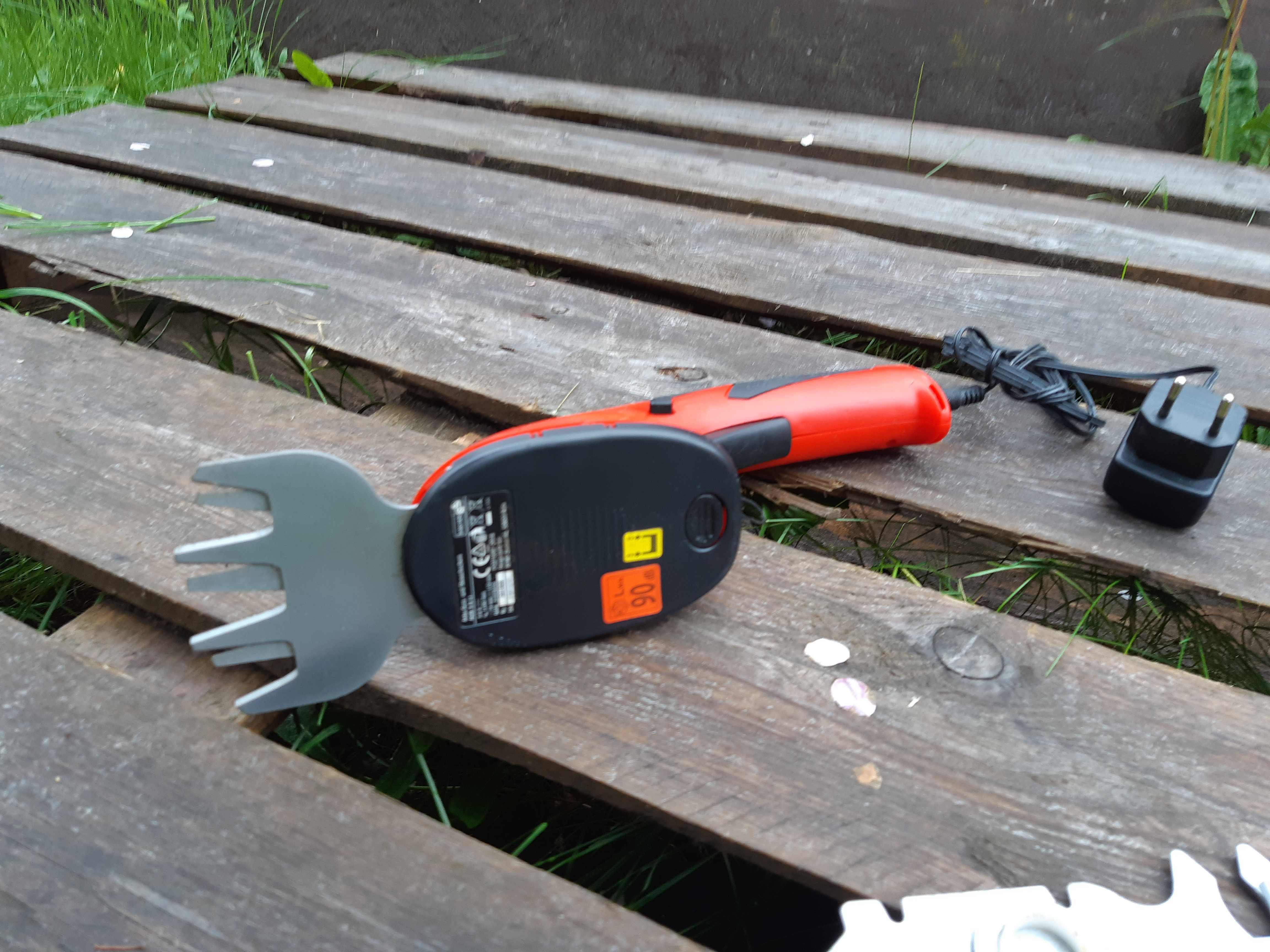 Akumulatorowe Nożyce do Trawy i zytwoplotu  Matrix 3.6 Volt