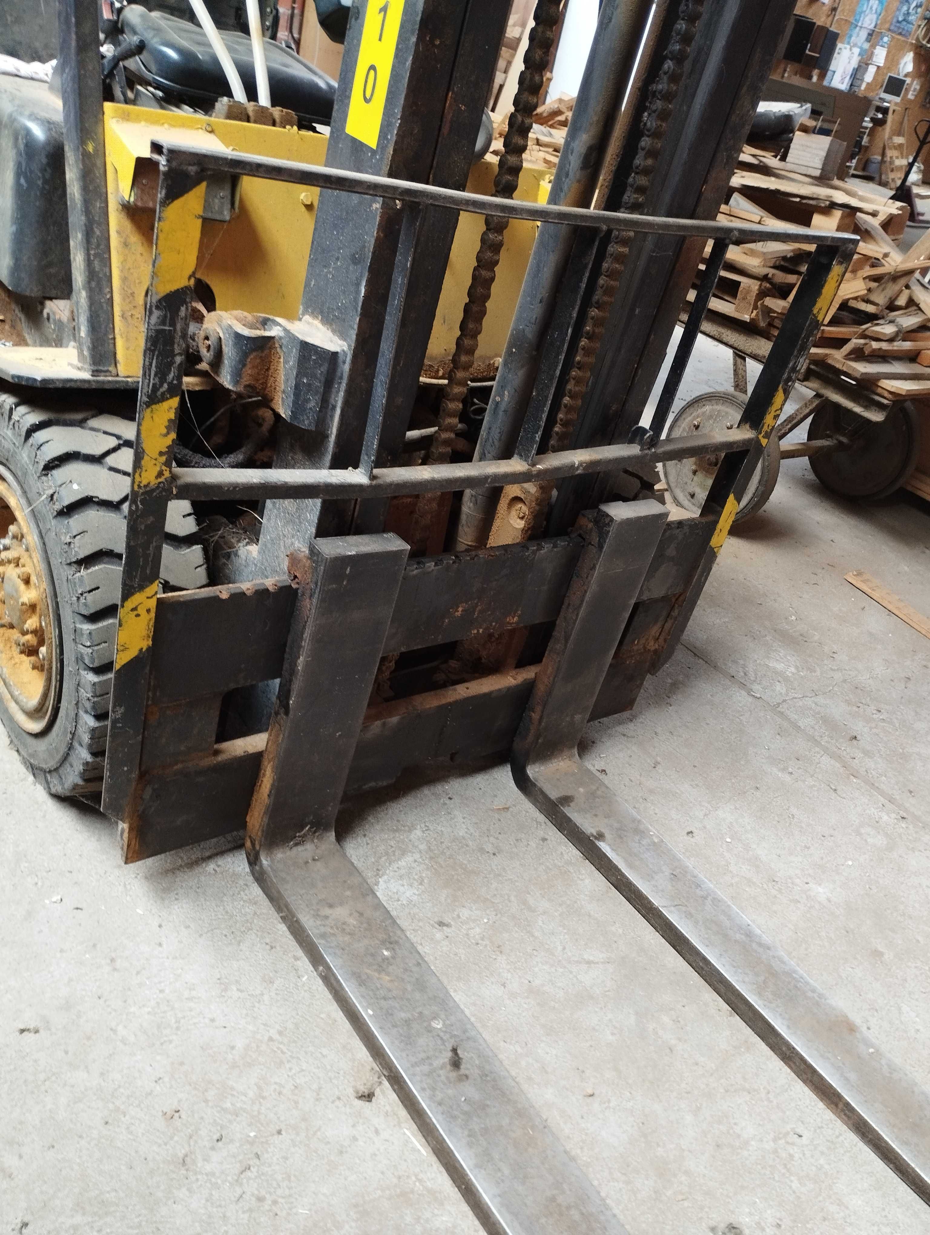 Wózek widłowy spalinowy 3,2 tony, ZREMB, typ GPW-3210