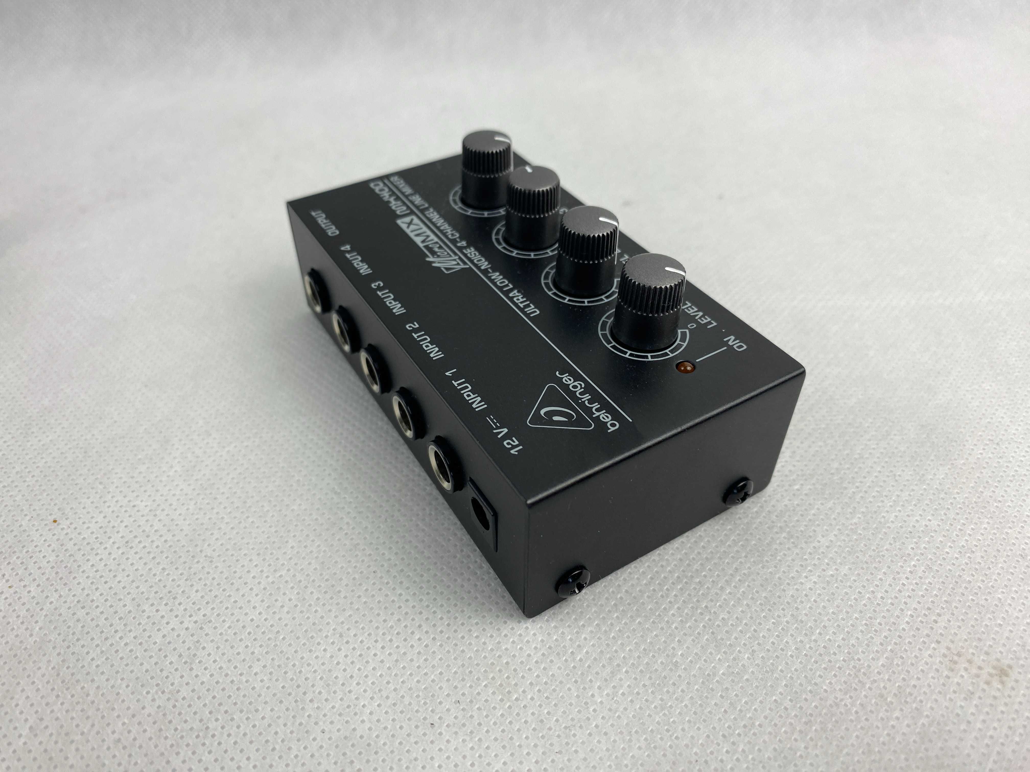 Behringer MX400 - 4-kanałowy mikser liniowy mono