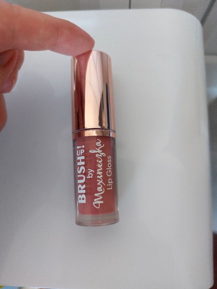 błyszczyk do ust Brush Up by Maxineczka 01 Lip gloss pink nude makija