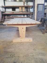Mesa de madeira rústica e muito robusta.