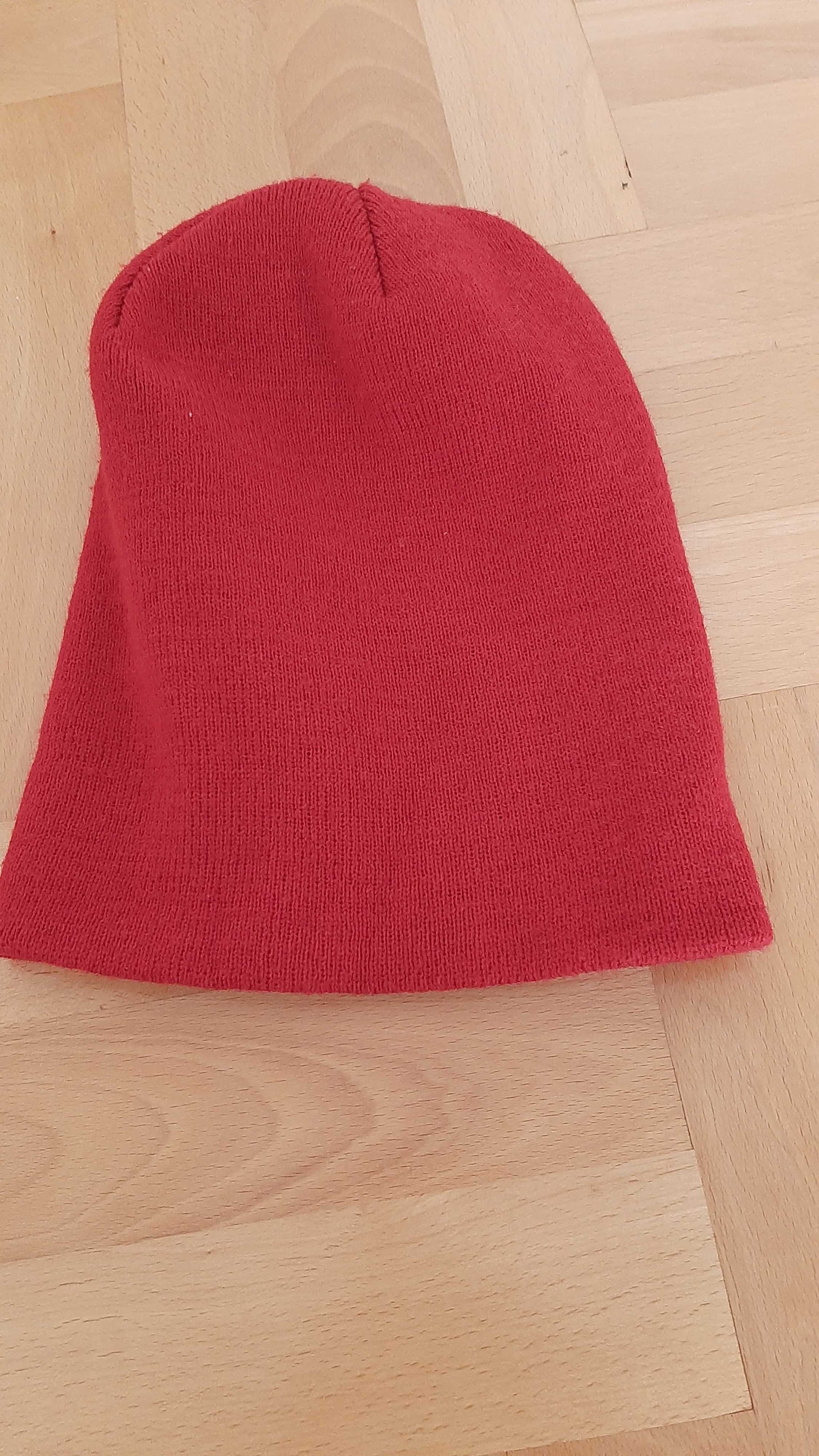 Klasyczna czerwona czapka damska