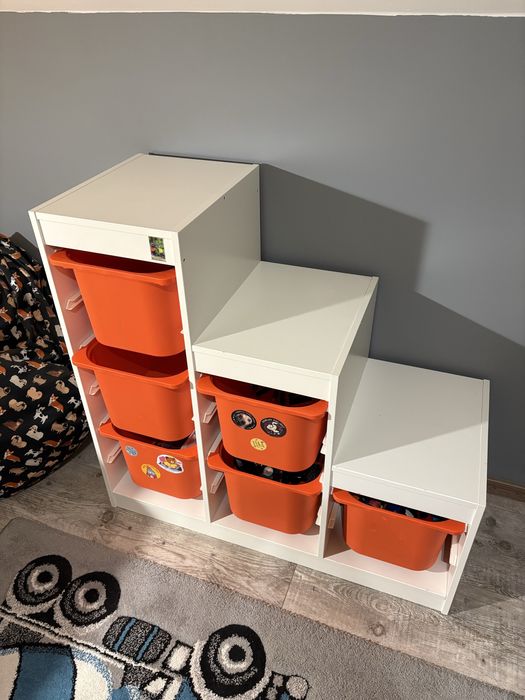 Regal Trofast IKEA z pojemnikami