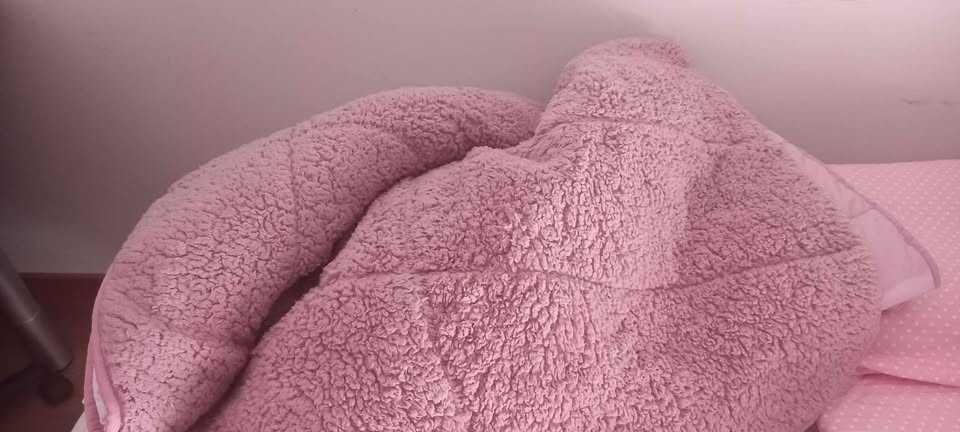 Cama individual de menina com estrado, colchão e roupa da cama