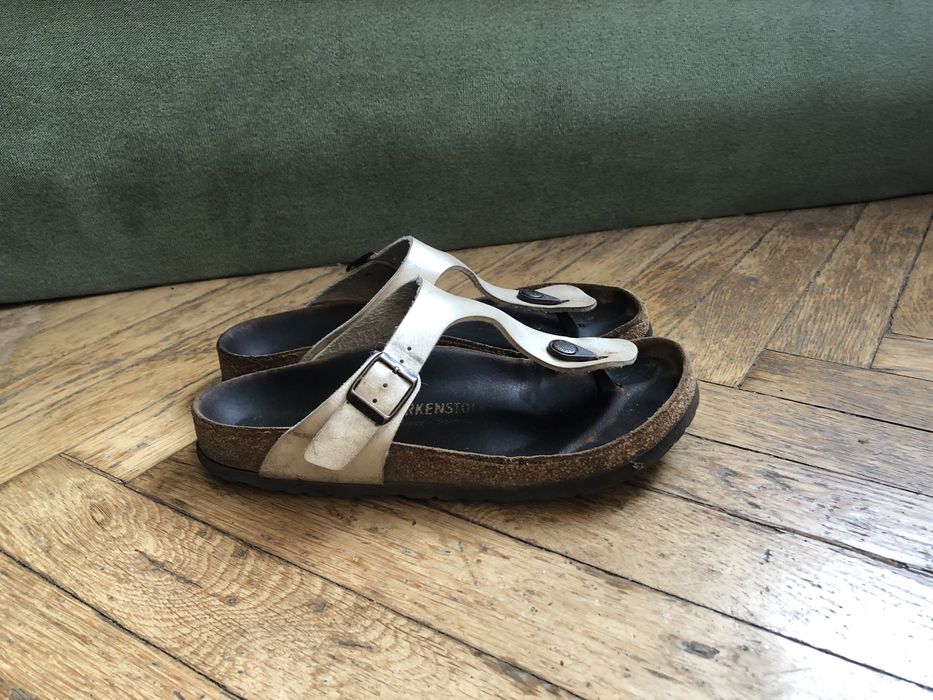 Birkenstock бежеві з золотавим відтінком. Справді дуже гарні :))