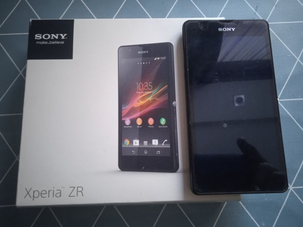 Телефон Xperia ZR и Galaxy Core prime