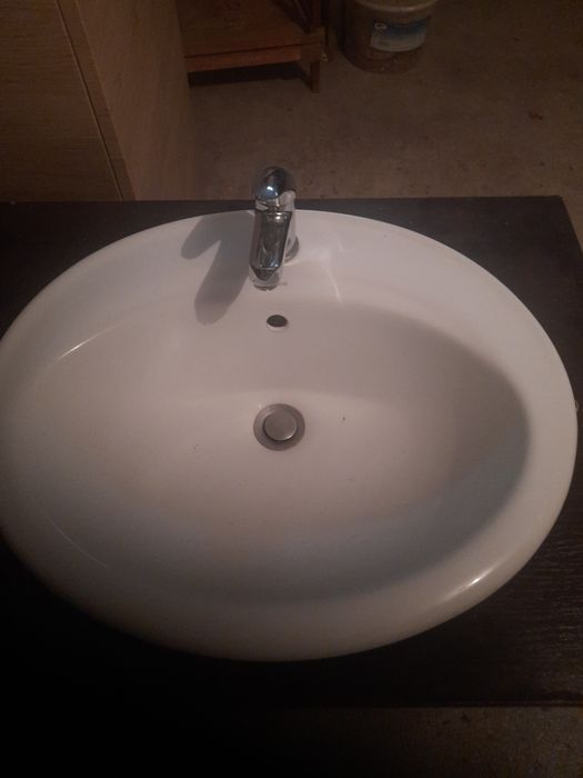 Umywalka biała bez baterii