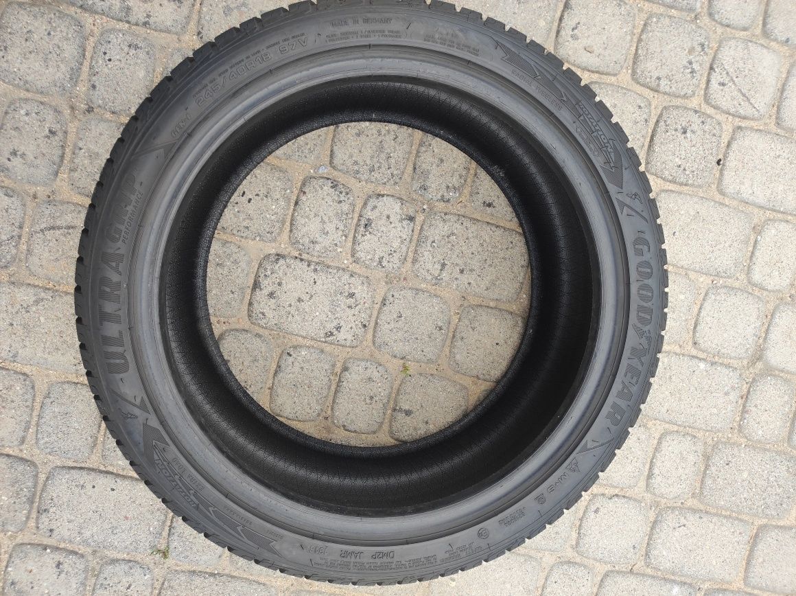 245.40.18 komplet opon zimowych Goodyear Ultra Grip Performance 8mm
