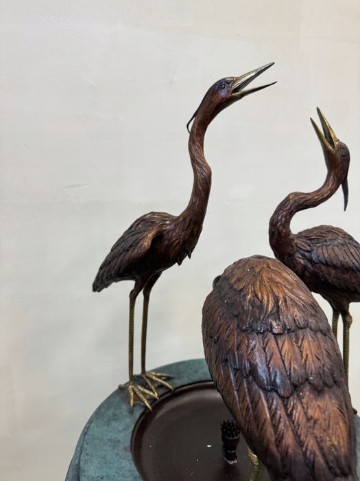 FONTANNA Z BRĄZU - trzy czaple - pelikany