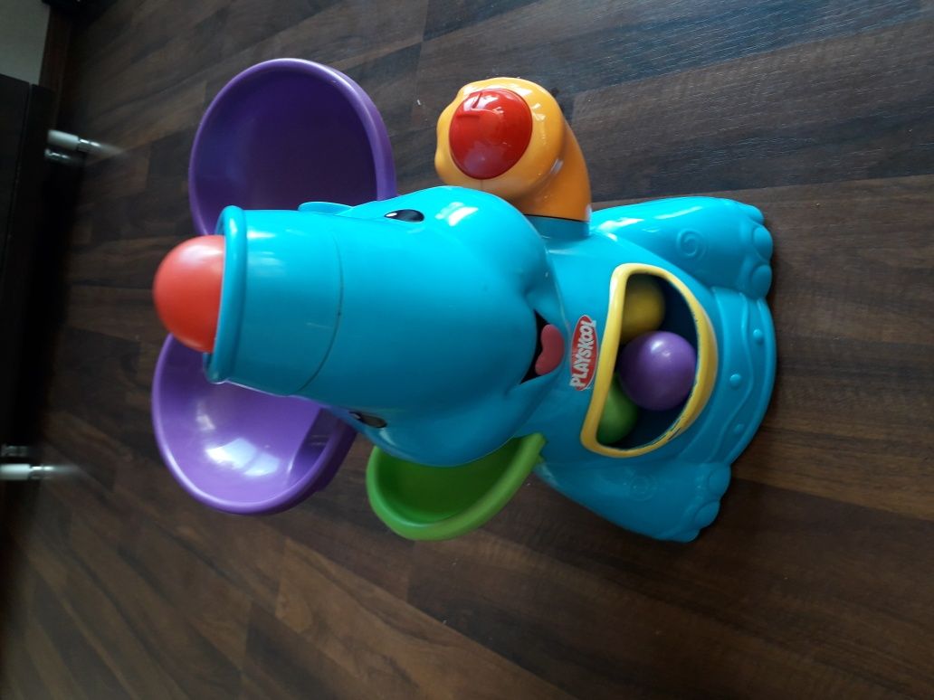 Słoń Playskool-żonglujący piłkami