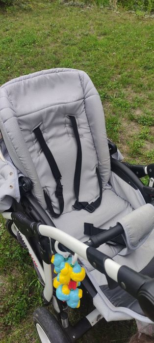 Wózek 3 w 1 z pompowanymi  skrętnymi kolami