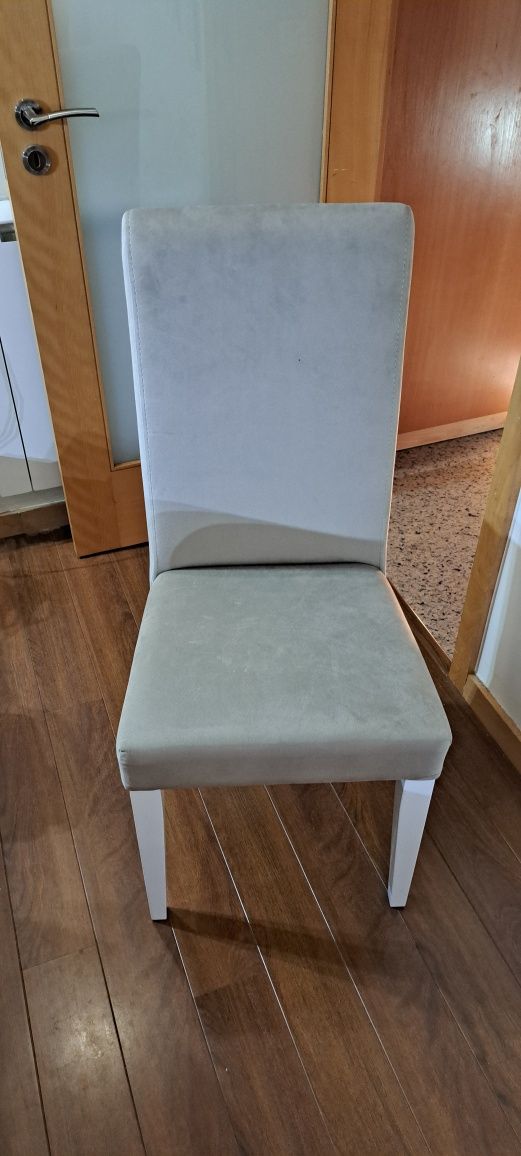 Cadeira Estofada com Pés Lacados