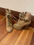 Botins de camurça beges