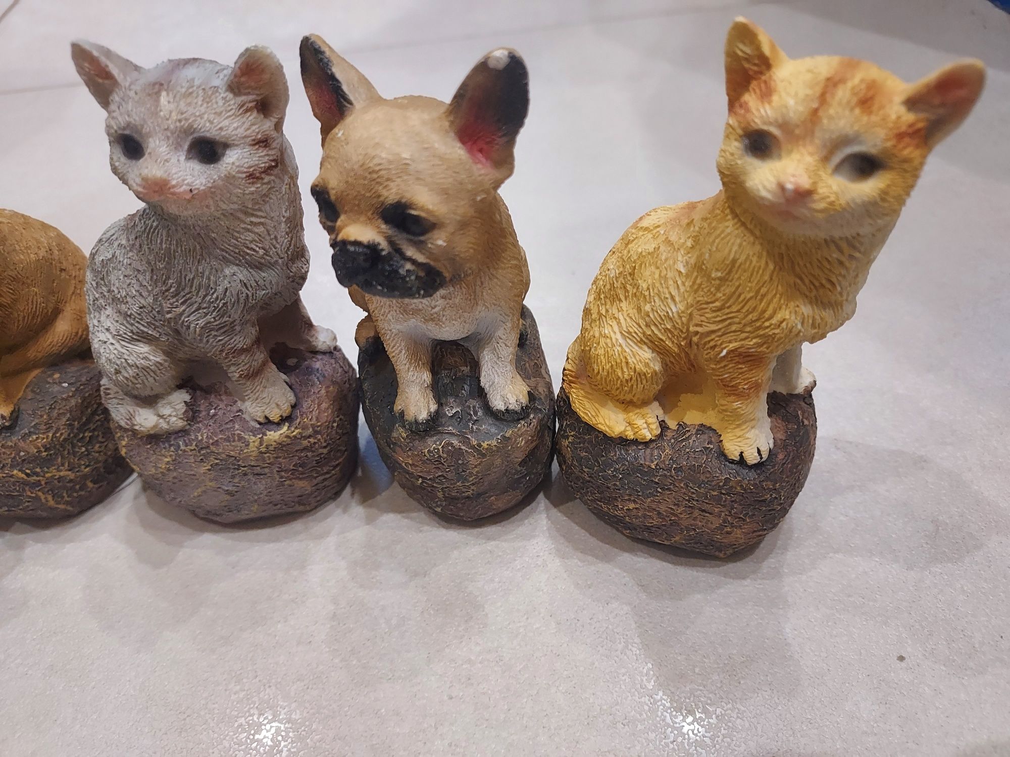 Figurka pies lub kot na kamieniu