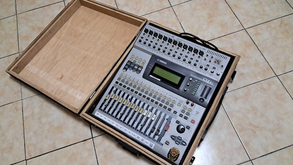 Цифровий мікшерний пульт Yamaha 01V