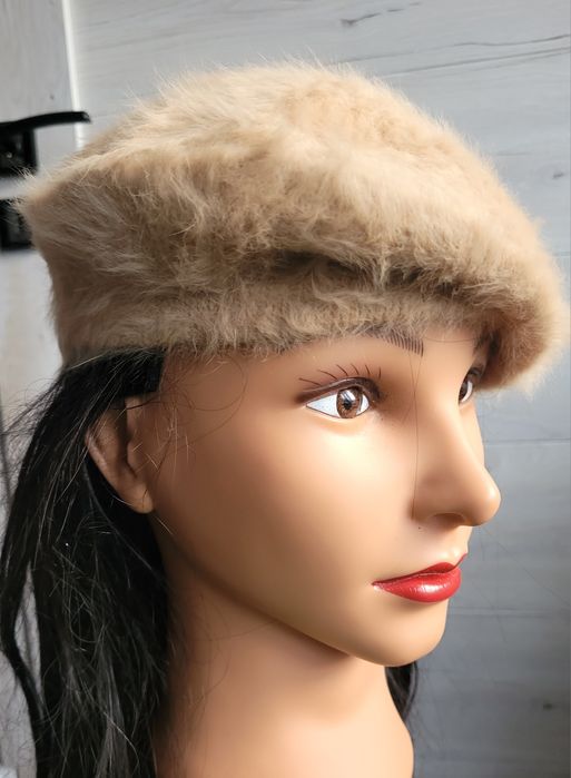 Śliczny beret włochaty beżowy