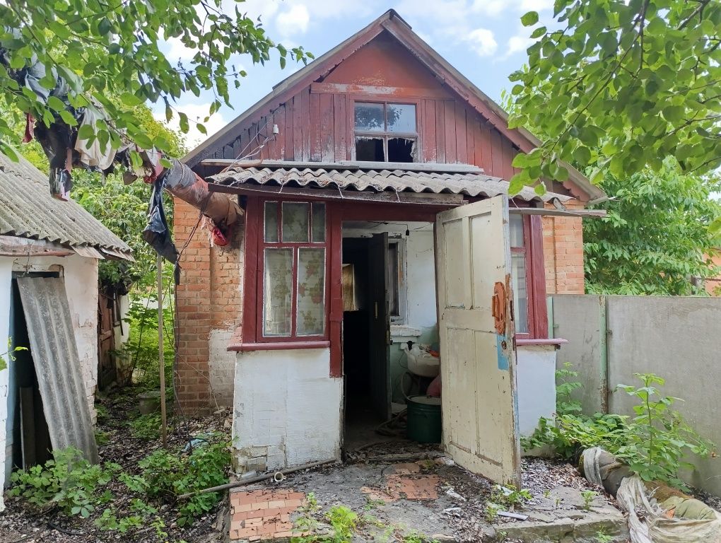 Продам будинок та частину будинку